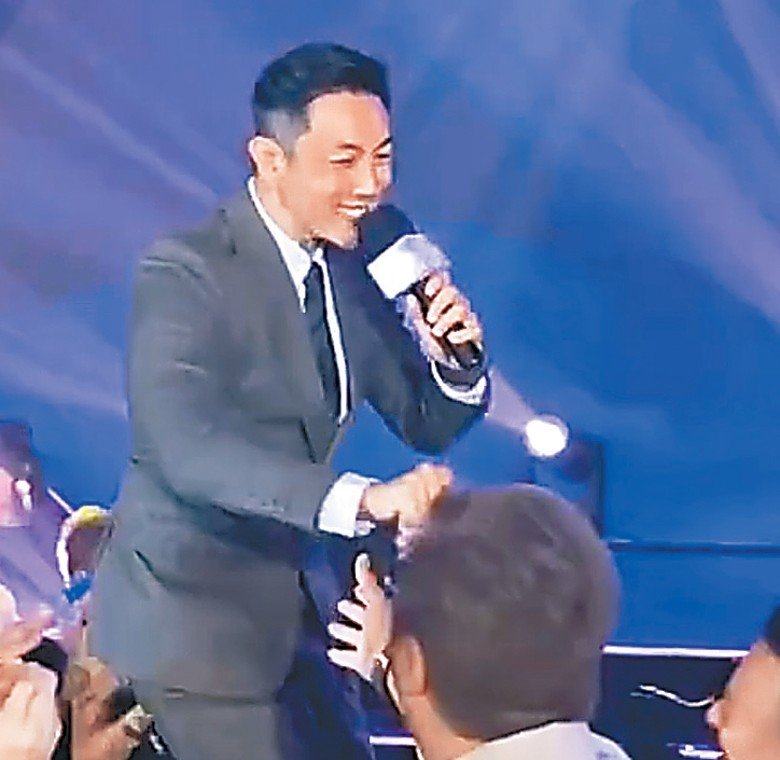 刘浩龙是第二位出场的表演嘉宾。