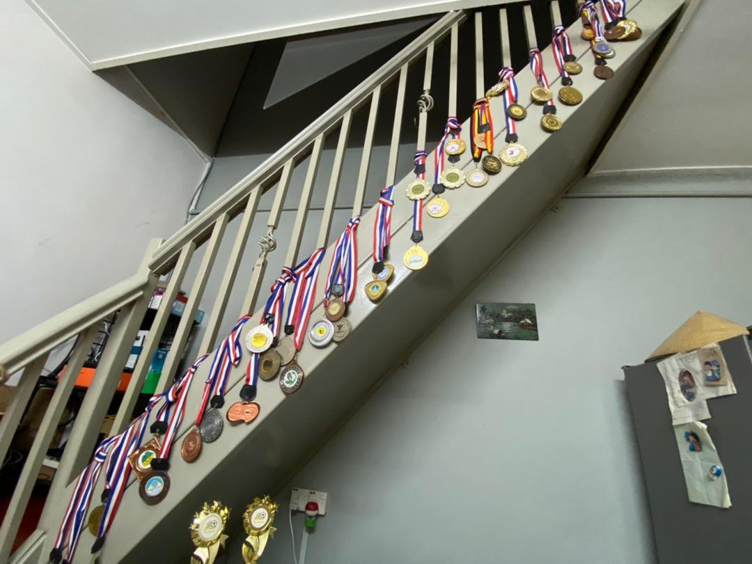 谢定峰的家里摆满从各项羽球赛夺得的奖牌，包括家中的楼梯。
