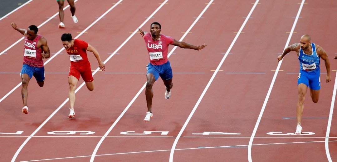 苏炳添（左2）是首个踏上奥运会100公尺跑道的黄种人。（图取自路透社）