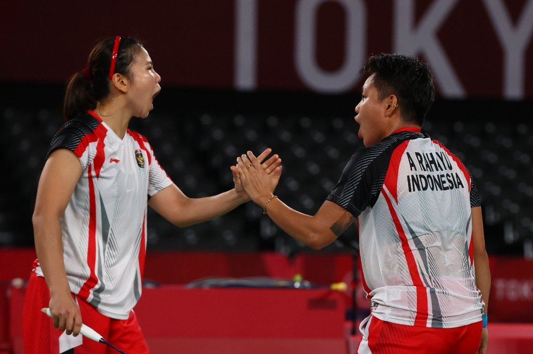 印尼组合以直落两局，战胜中国夺下东奥羽球女双金牌。（图取自路透社）