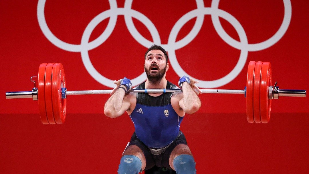 亚科维迪斯上周六出战东京奥运举重项目男子B组96公斤级比赛。（图取自路透社）