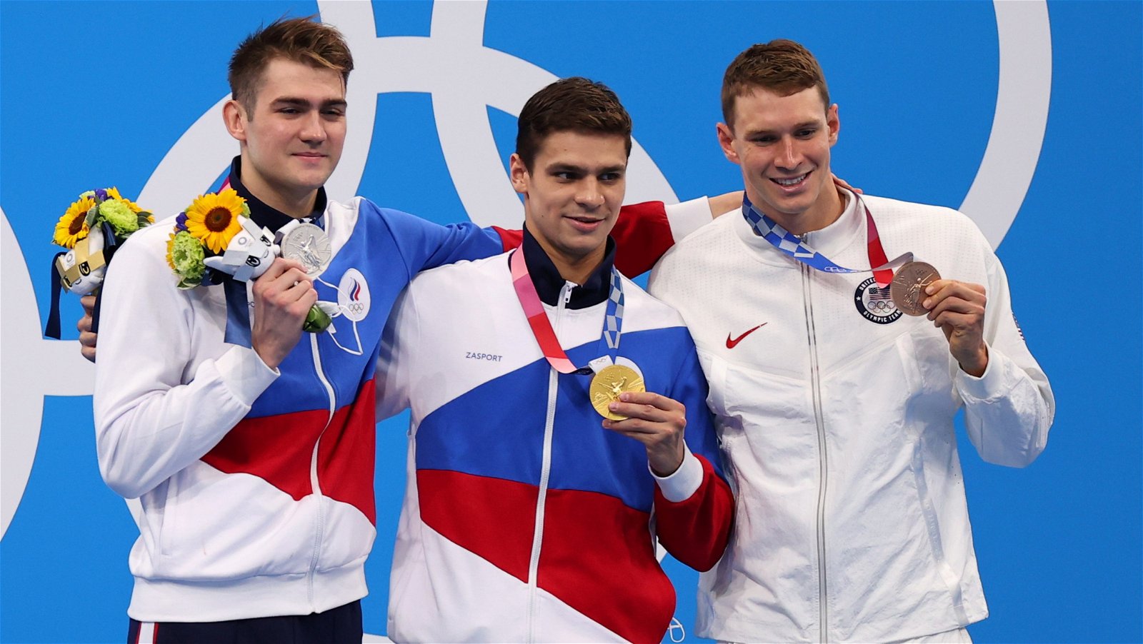 瑞安（右）在男子100公尺仰泳比赛里夺得铜牌。（图取自路透社）