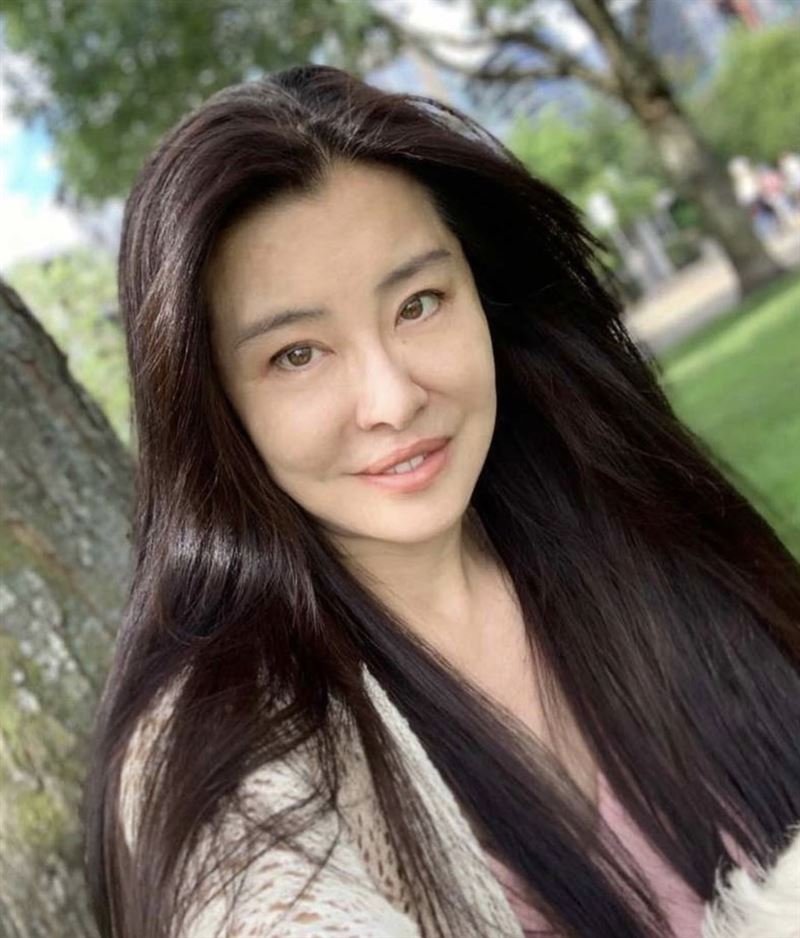 王祖贤关滤镜、晒出素颜照，网民大赞她自然不做作。