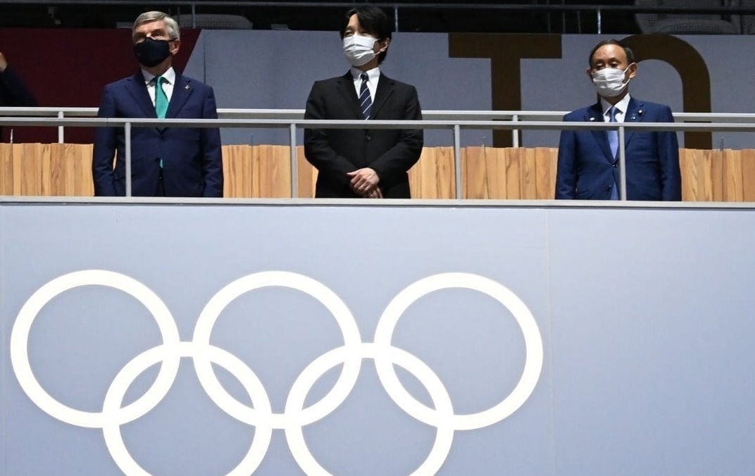 国际奥委会主席巴赫（左起）、皇嗣秋筱宫文仁亲王和日本首相菅义伟，一同站在站台上。（图取自法新社）