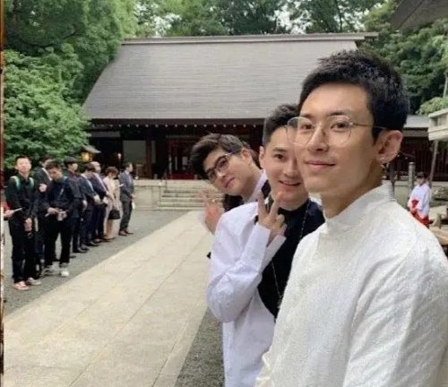张哲瀚3年前出席了日本友人在乃木神社的婚礼。