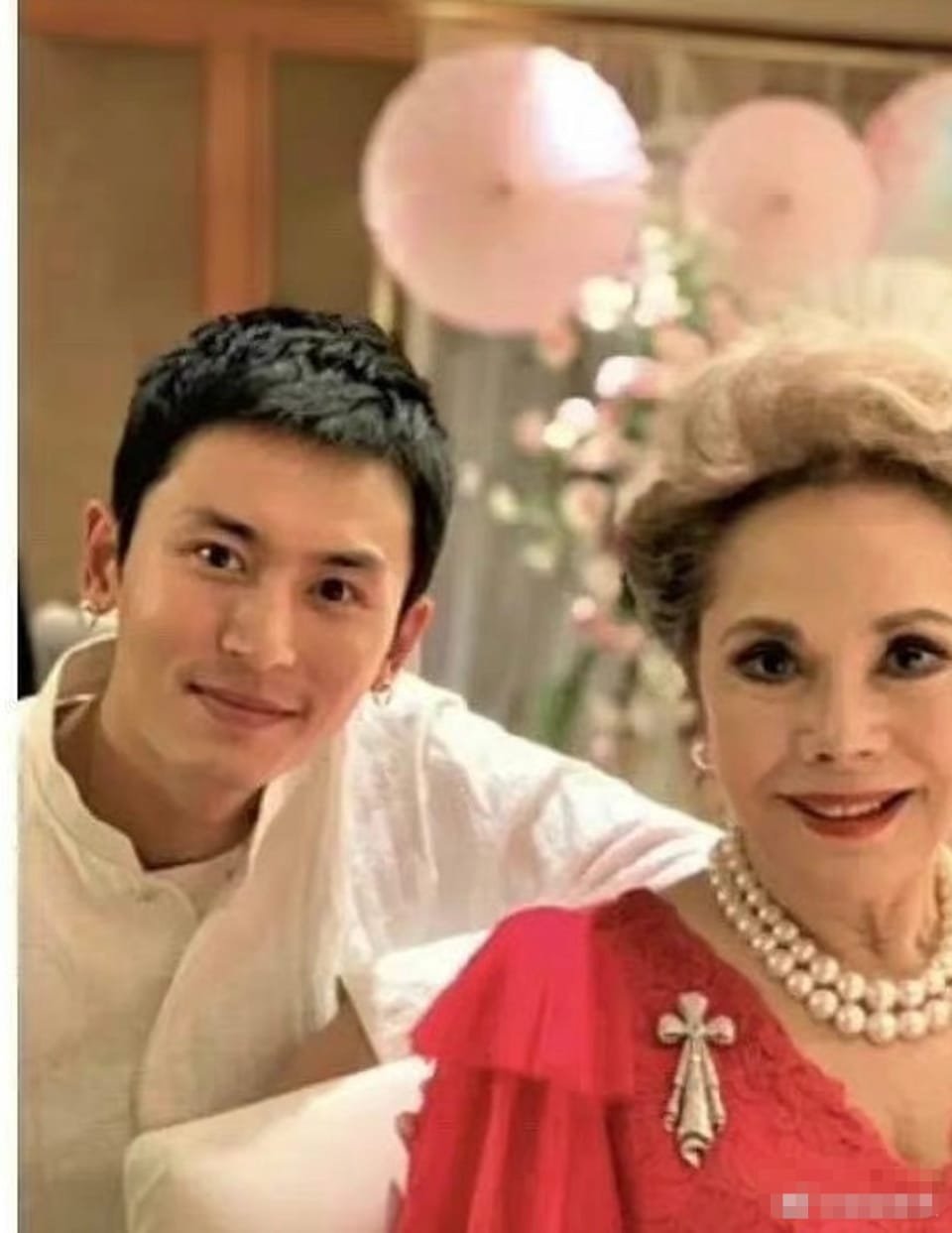 张哲瀚与与已故前印尼总统苏卡诺遗孀黛薇夫人的合照引起了网民的不满。