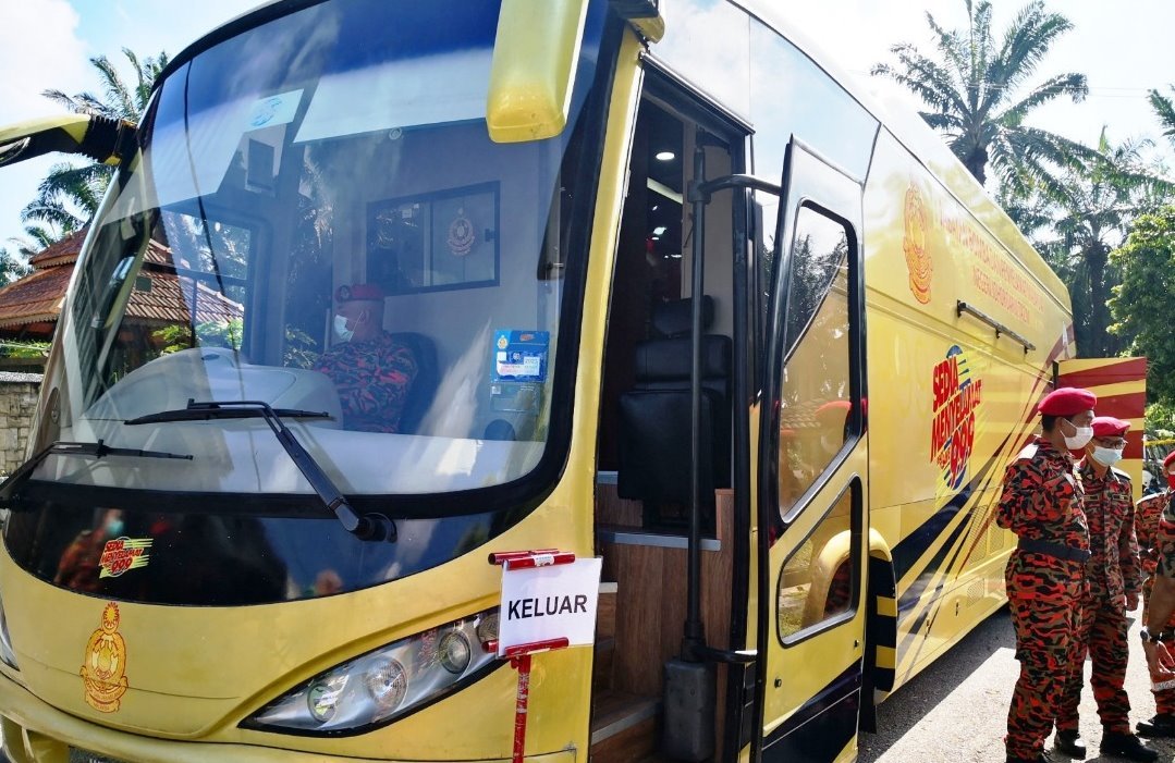 柔州消拯局提供巴士作为流动疫苗接种中心，为对抗疫情尽一份力。
