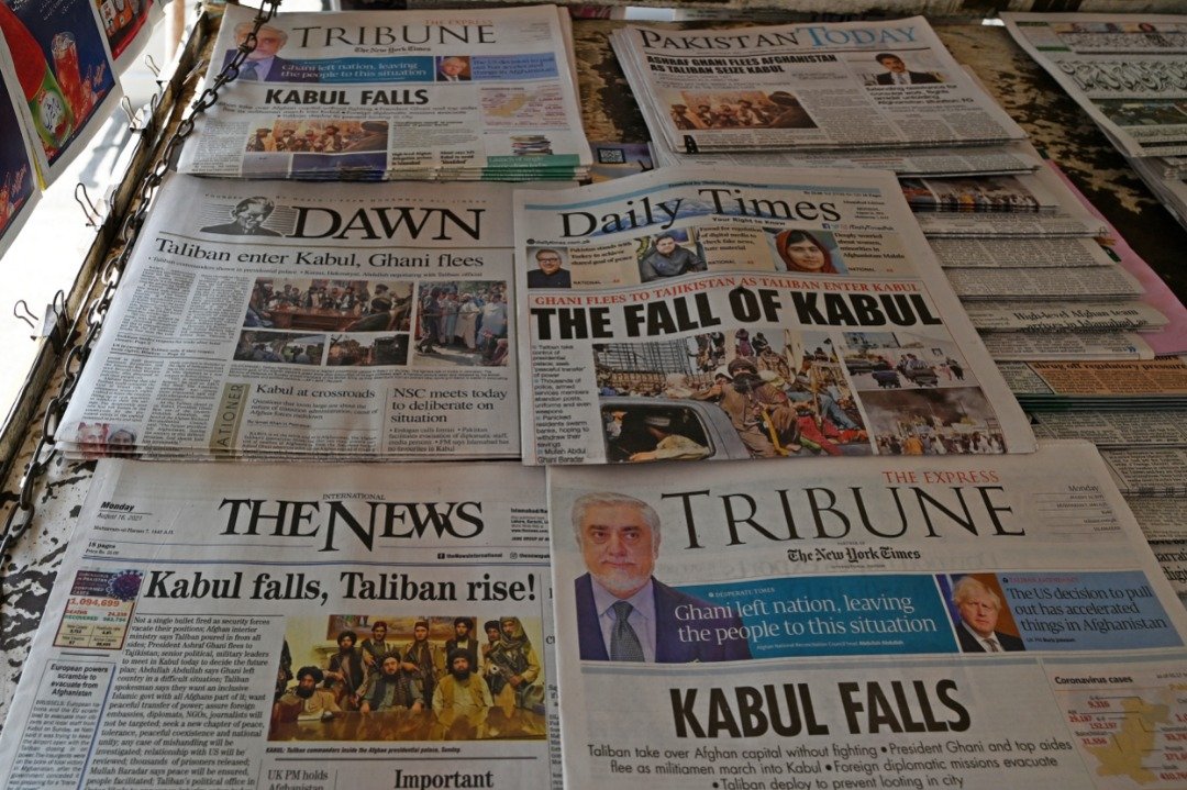 巴基斯坦非常关注邻国阿富汗的政治情势，该国各大报章周一的封面头条都是“喀布尔陷落”、“塔利班崛起”等标题。（图取自法新社）