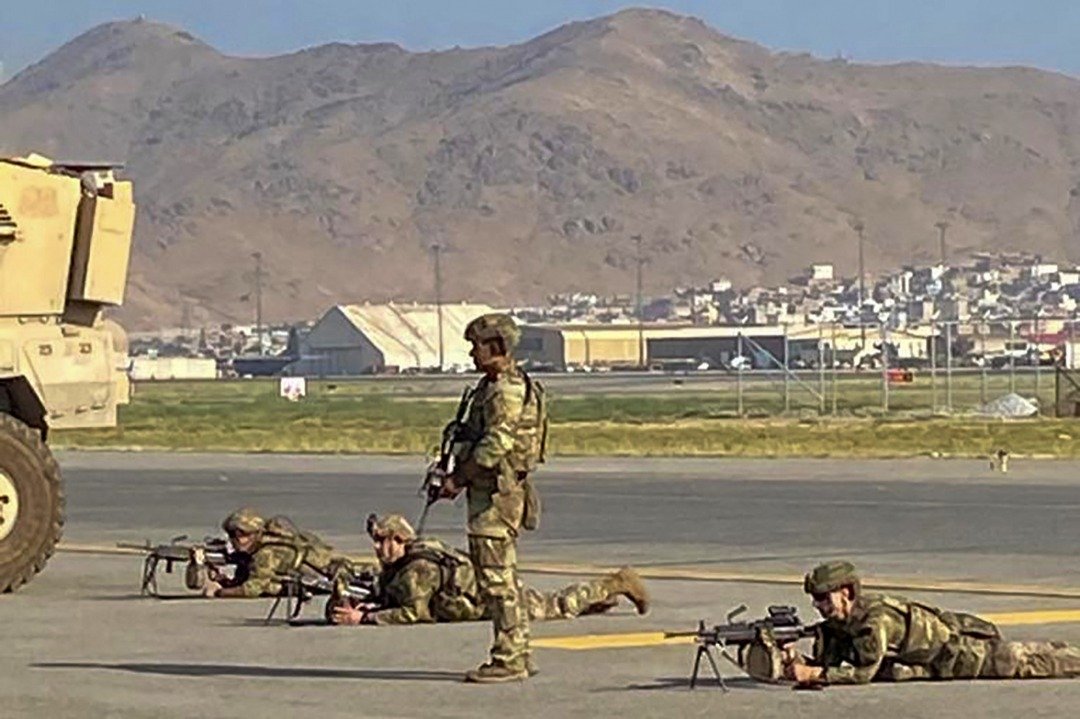 美国士兵周一在喀布尔国际机场就位，以保护机场的安全。（图取自法新社）