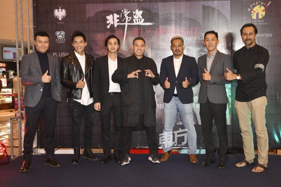 李铭忠（左起）、陈泽耀、吕杨、冯推守（左5起）、陈沛江及布朗巴拉勒主演电影《非常盗》。