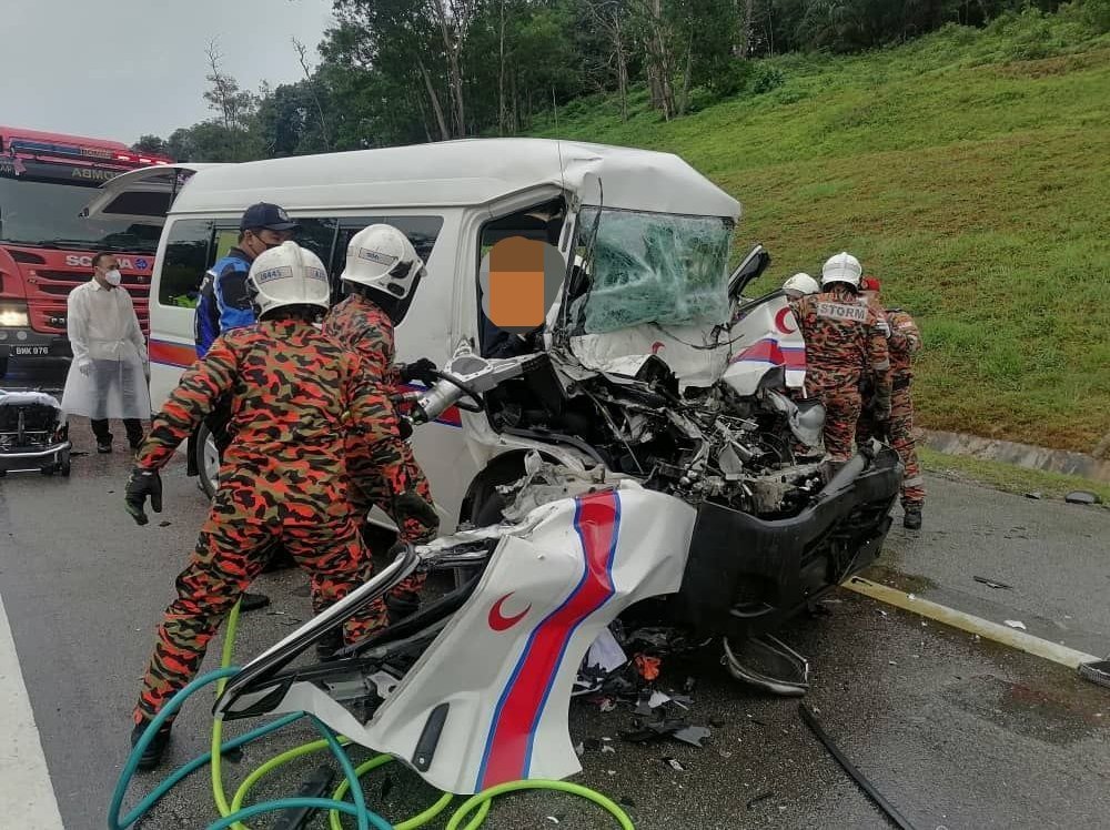 猛烈撞击力导致救护车前方毁不成形，救护车司机当场被夹毙，3名医护人员受困车内。