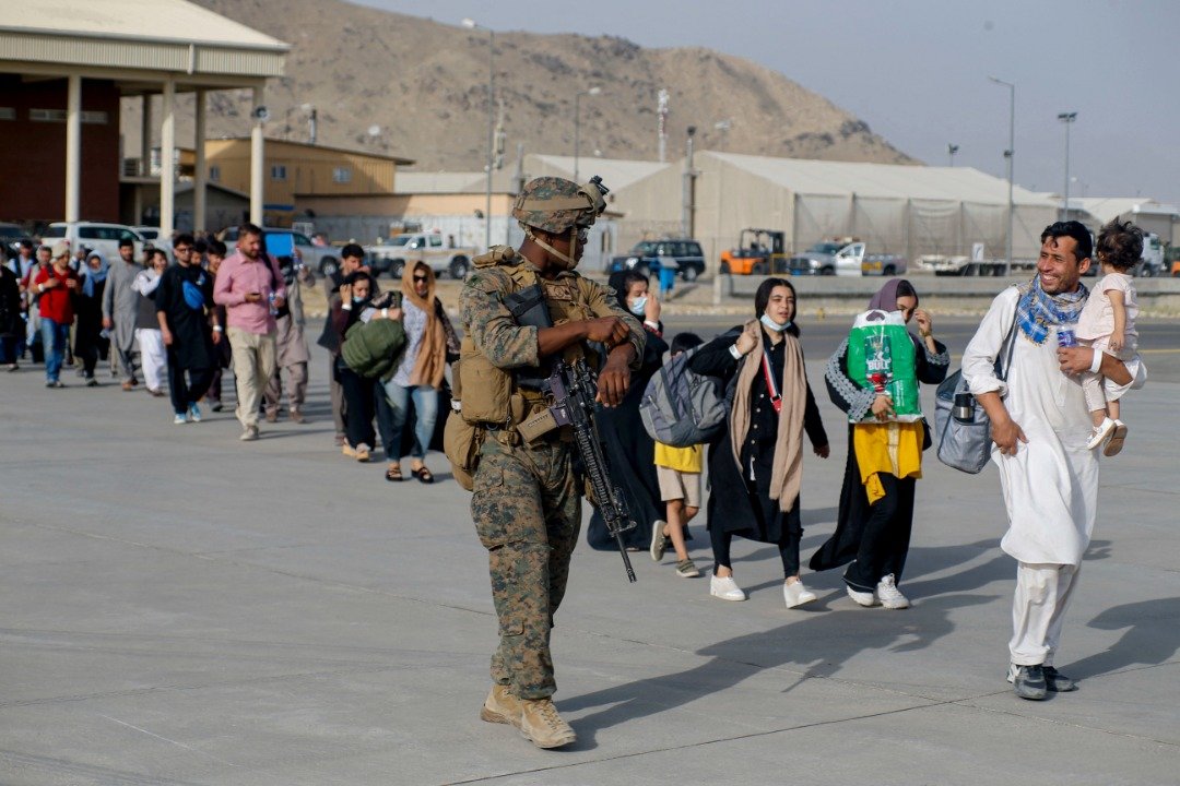 美军正在喀布尔机场执行撤离行动。（图取自法新社）