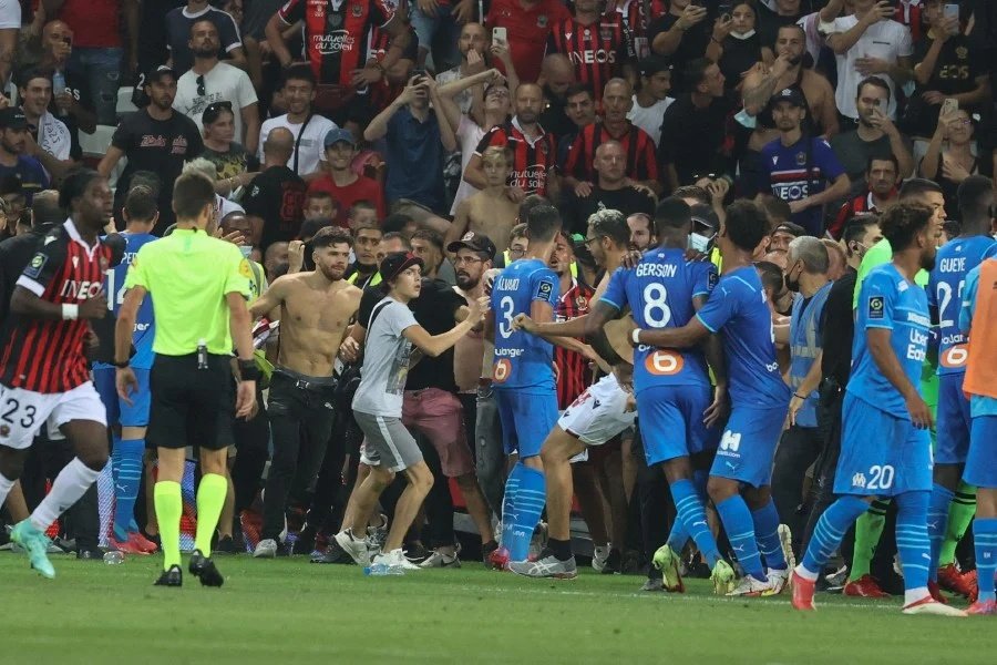 尼斯球迷涌入赛场与球员发生斗殴事件。（图取自法新社）