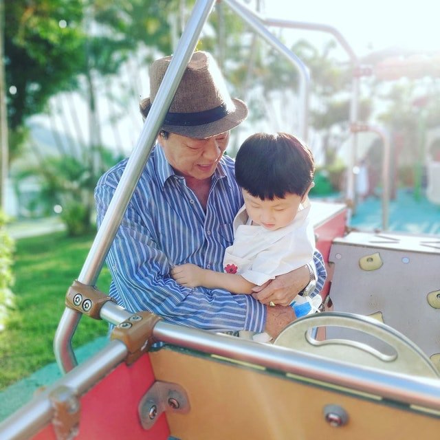 狄龙开心与孙子玩乐。