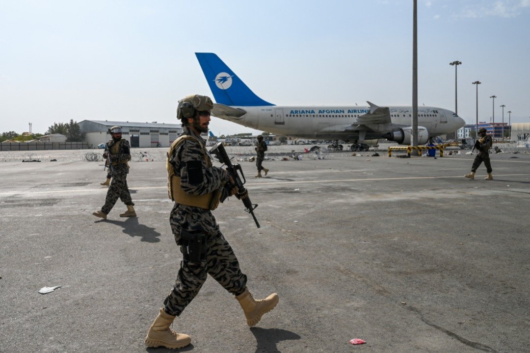 阿富汗塔利班接管喀布尔国际机场，该组织的特种部队成员周二保护机场的安全。（图取自法新社）