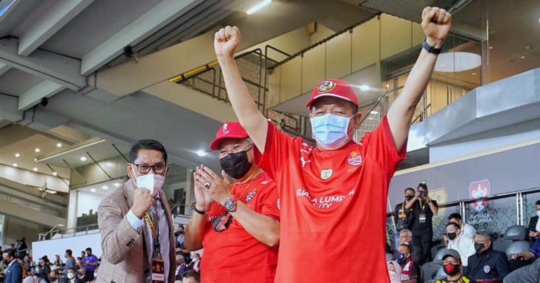 联邦直辖区部长拿督斯里沙希淡（右）昨日宣布，在吉隆坡市阔别32年后重夺百年大马杯冠军，吉隆坡、布城及纳闽将在明日享一天公共假期。