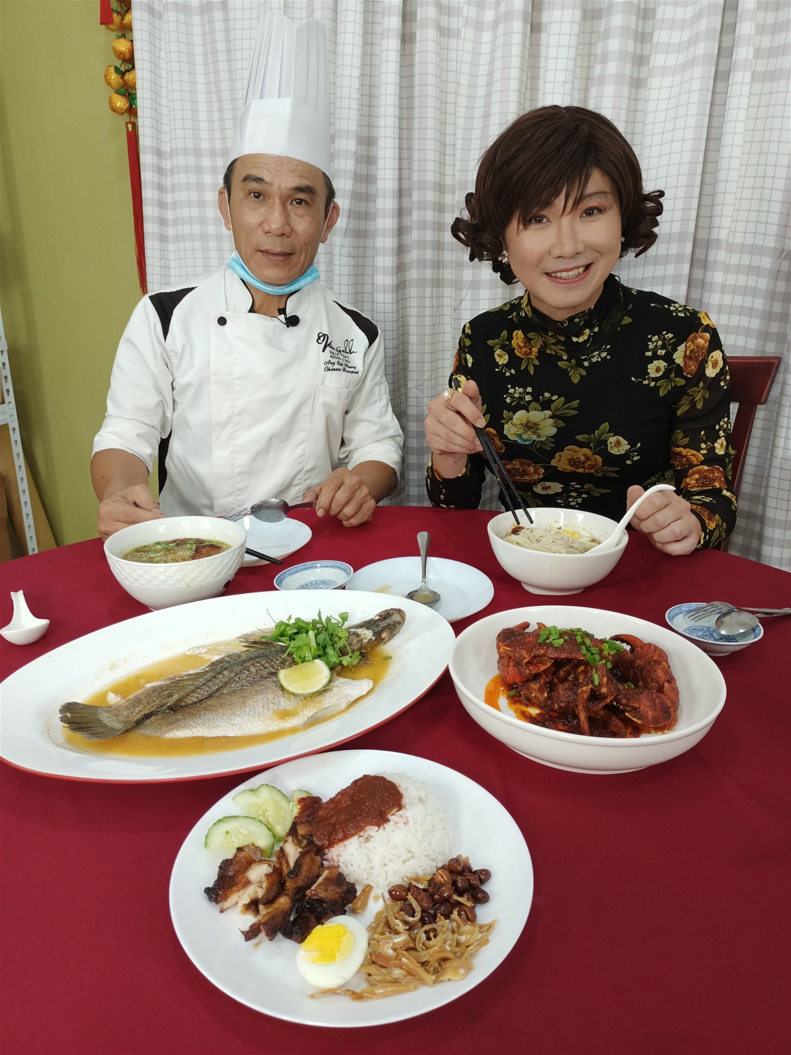 叶俊岑与名厨洪一平合作推出Madam Kee酱料包，还在直播时即场试煮。