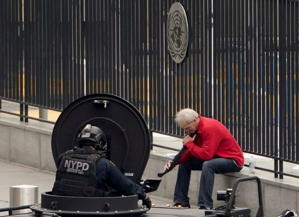 一名男子下巴抵著枪在纽约市联合国总部外，与警方对峙长达两个小时。（图取自路透社）