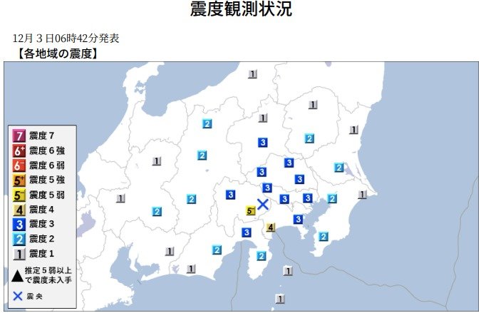 日本山梨县周五从清晨2时起到6时37分连续发生3起地震，震中都位于该县东部的富士五湖，引发民众担忧富士山可能火山喷发。图为当日最后一次地震报告。（图取自日本气象厅）