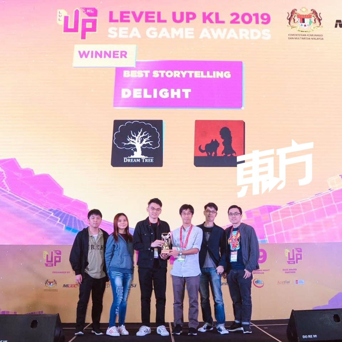 《光盲》连续3年在东南亚游戏大奖斩获奖项，图为工作室团队在2019年的线下颁奖礼领取奖座。