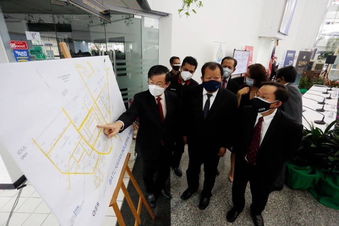 曹观友（前排左起）与陈庆成、赵汝荣讨论新厂的发展平面图。