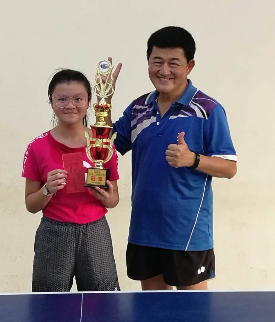 曾靖萤（左）曾取得拉美士乒乓球让分赛冠军，与教练叶明泉(右)合照。