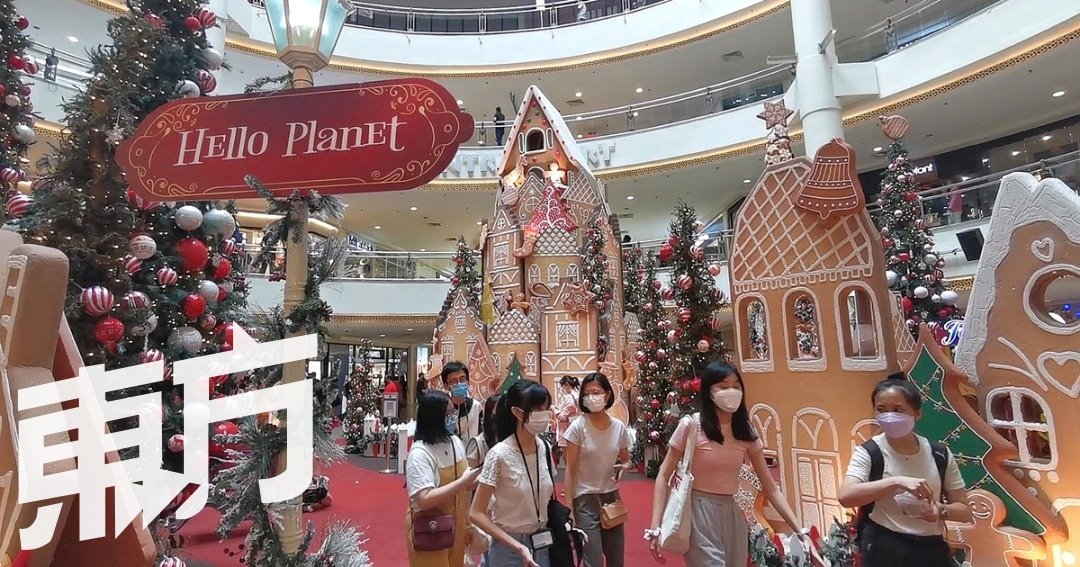 吉隆坡谷中城商场（Mid Valley）今年以“圣诞时刻”为主题，在圣诞树丛中，还有高逾两层楼的姜饼屋，吸引许多大人小孩拍照打卡。（摄影：张真甄）