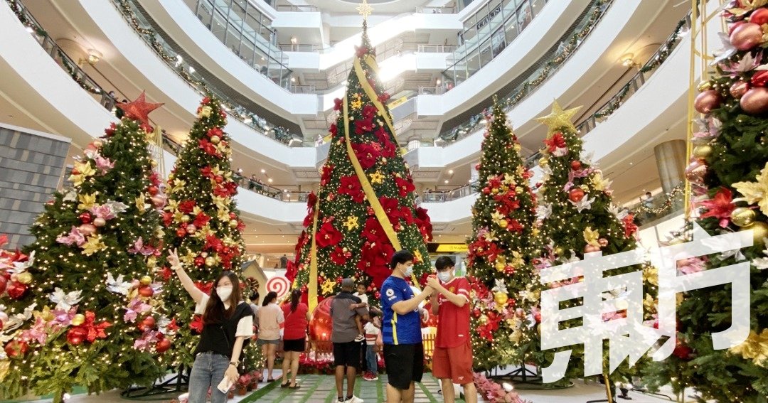 万达广场（1 Utama）今年以多棵圣诞树组成圣诞乐园，并采用圣诞红和枫叶元素，点缀一棵棵绿葱葱的圣诞树。（摄影：徐慧美）