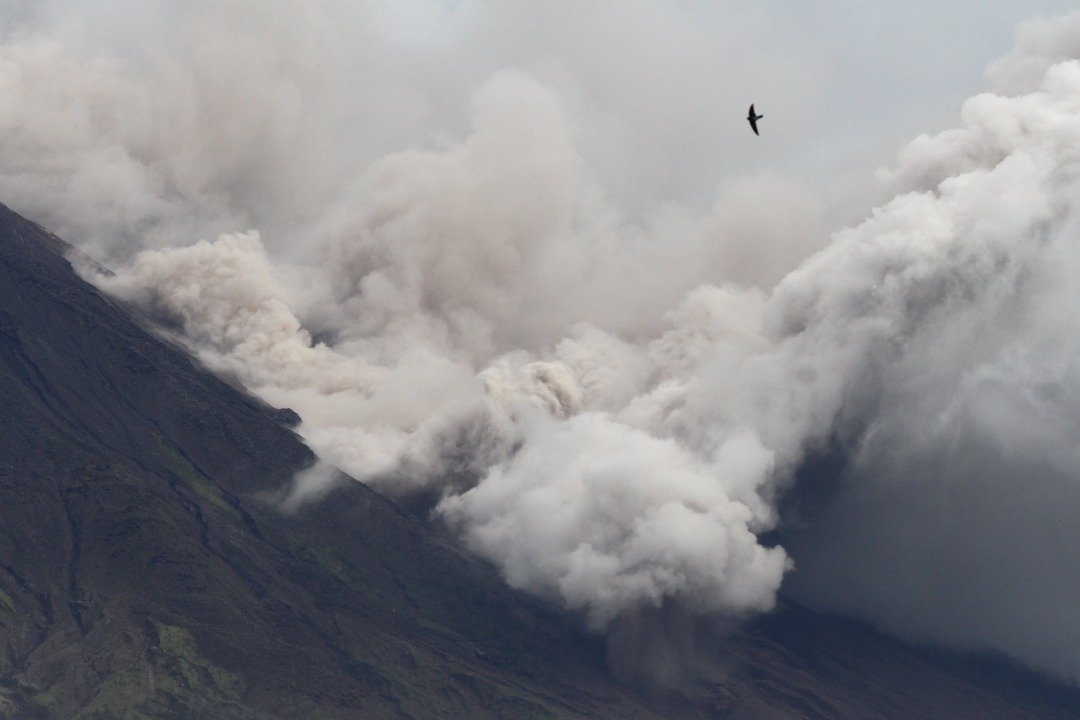  塞美鲁火山周一又喷发，迫使搜救工作喊停。（图取自Antara Foto/Ari Bowo Sucipto/路透社）