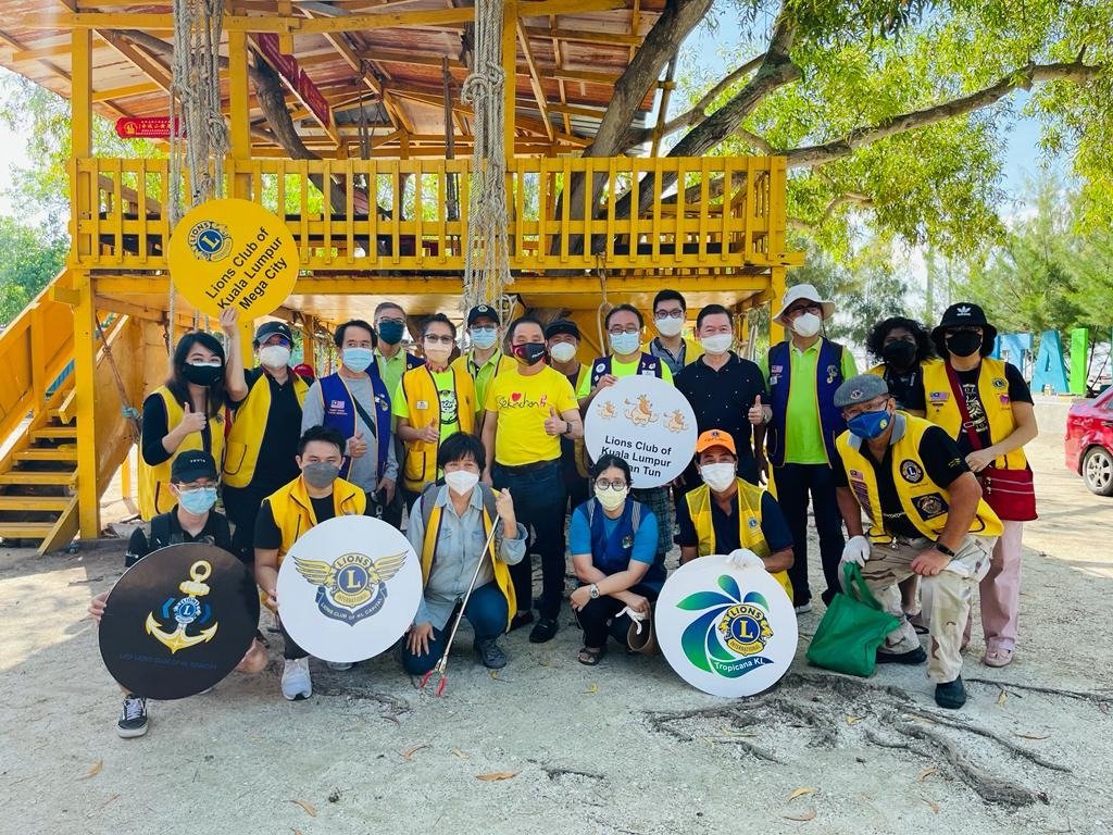 展开清洁沙滩活动前，黄瑞林（第二排左5）与吉隆坡城市狮子会的7组分会成员合影。