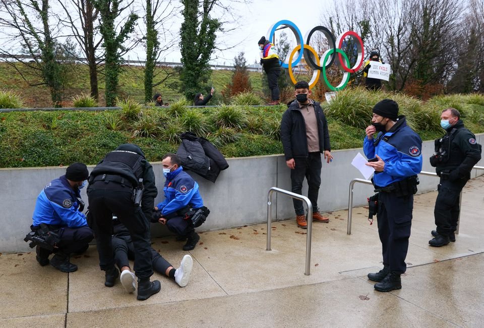 警方对在瑞士洛桑举行的国际奥委会 (IOC) 外，抗议的欧洲西藏青年协会 (TYAE) 的成员和学生进行驱逐。（图取自路透社）
