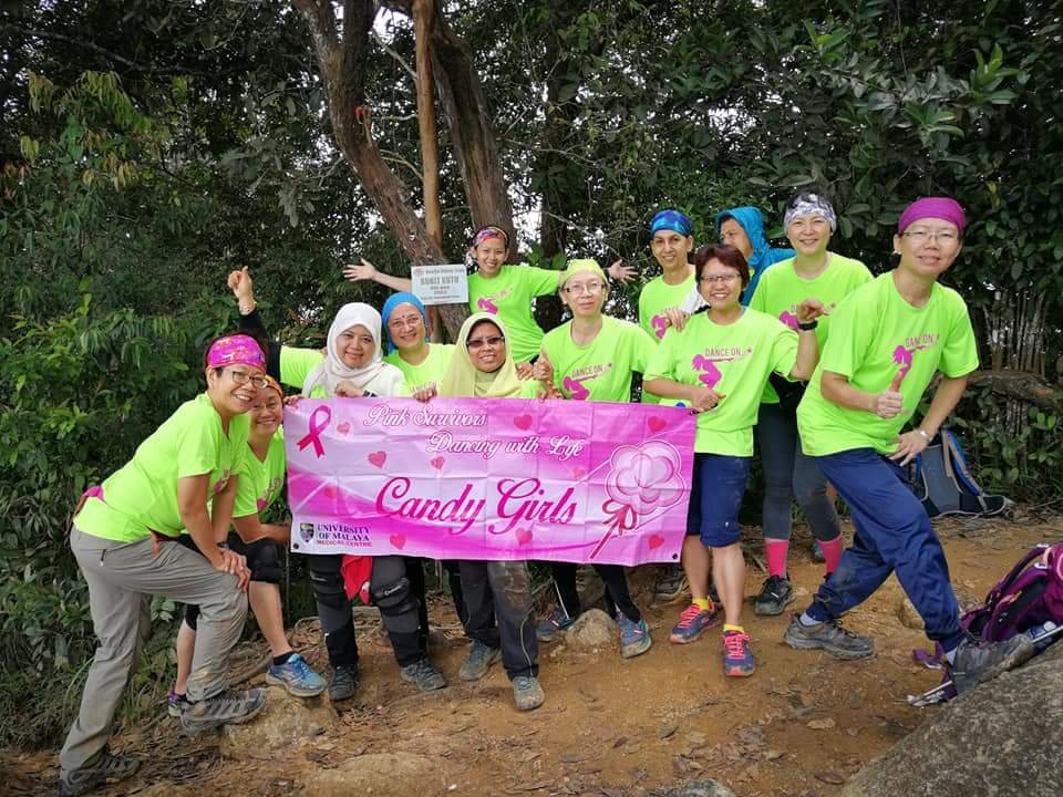 看到其他癌友攻顶京那巴鲁高山的照片，Candy Girls也以此为目标，每周接受跑步和远足训练，锻炼体力，19个月后，众人成功完成这项壮举。林秋玲（前排左6）透露，她们下一个目标将放眼到尼泊尔去。