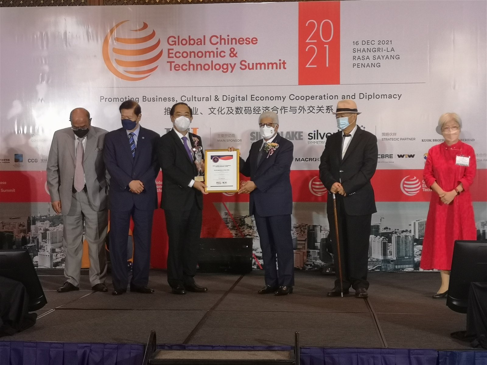敦阿末弗兹（左4）颁发“全球华人卓越企业家终身成就奖”给予林上海资本主席丹斯里林景清（左3）。
