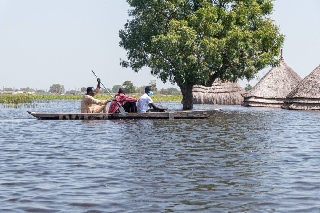 南苏丹遭受了数十年来最严重的洪灾，这是上月20日在团结州首府班提乌，无国界医生组织拍摄的照片显示，灾民在被淹没的家园中划舟，传统房舍全泡水，只有乾草屋顶突出水面。。（图取自Njiiri Karago/Medecins Sans Frontieres/路透社）