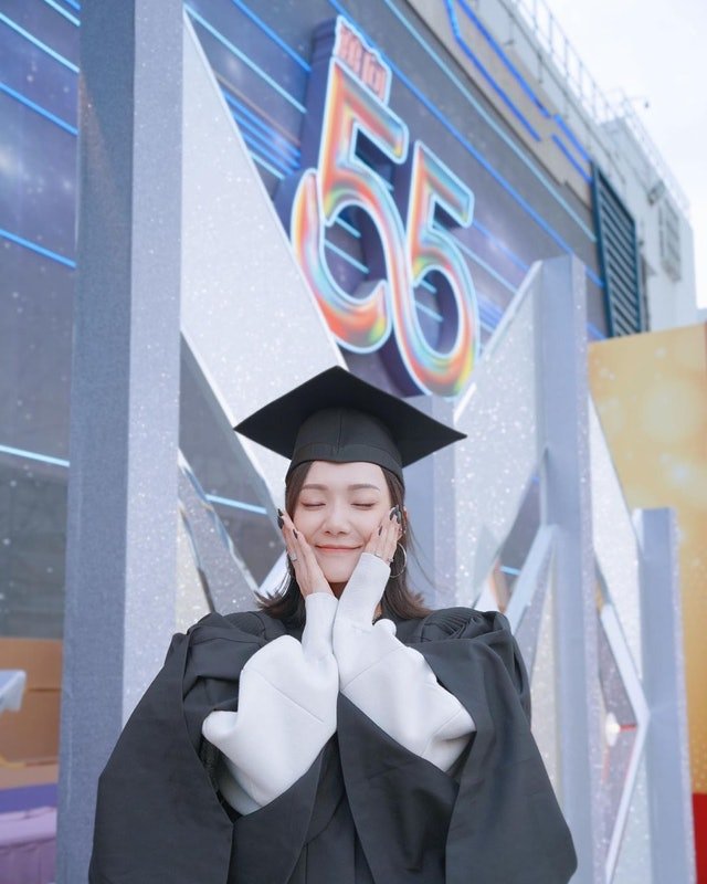 王君馨上传穿著毕业袍的照片，宣布离巢TVB。