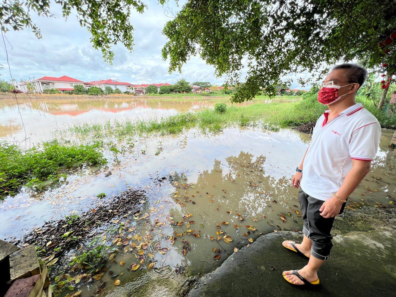 靠近默迪卡花园和佳林园的河水水位持续高涨中。