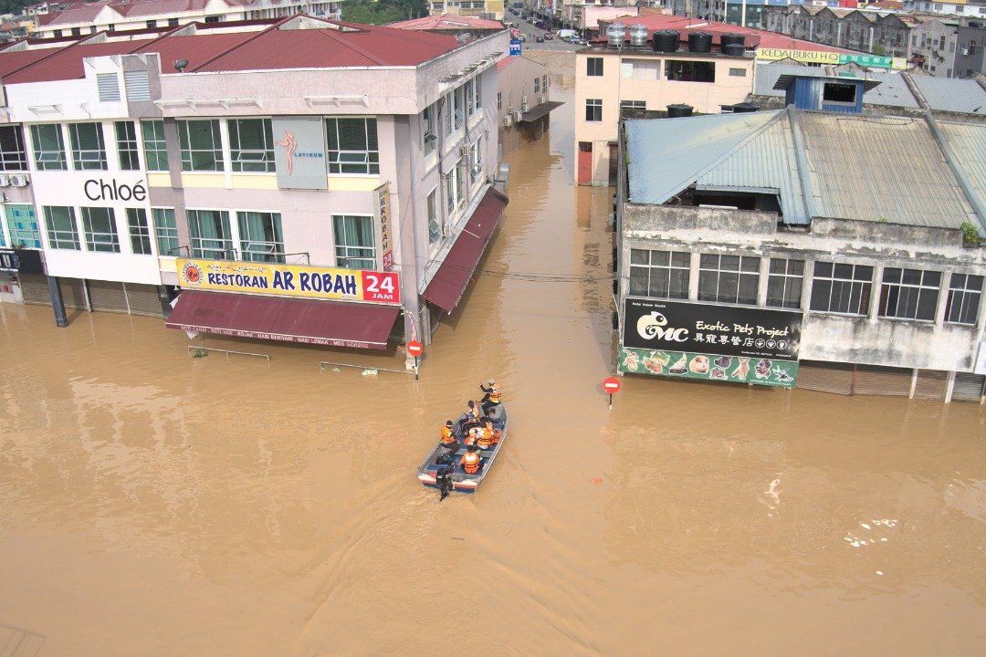 胡姬路目前水位约有6尺左右，救援人员必须乘坐船只，分秒必争展开救援工作。