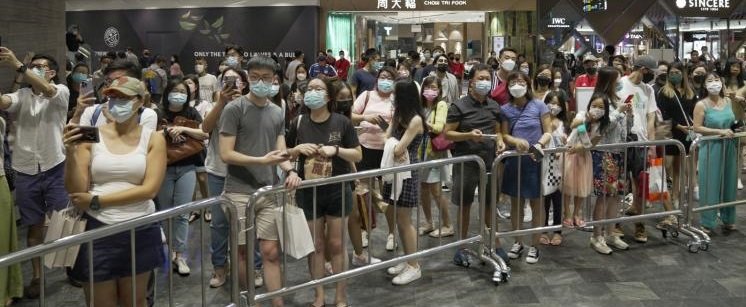 约50名公众到樟宜机场迎接，夺得世界冠军的骆建佑返回新加坡。