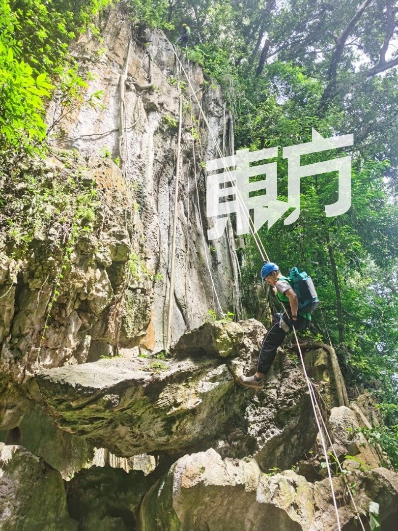 民众透过导览员的引导和佩戴安全装备下，可挑战吊绳降落的运动，从数十尺高的山崖松绳降落。