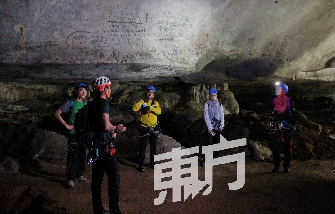 昏暗山洞没有太多夺人炫目的打卡景色，惟聆听著导览员对该山地质和人文的解说后，将是收获不浅的一次经历。
