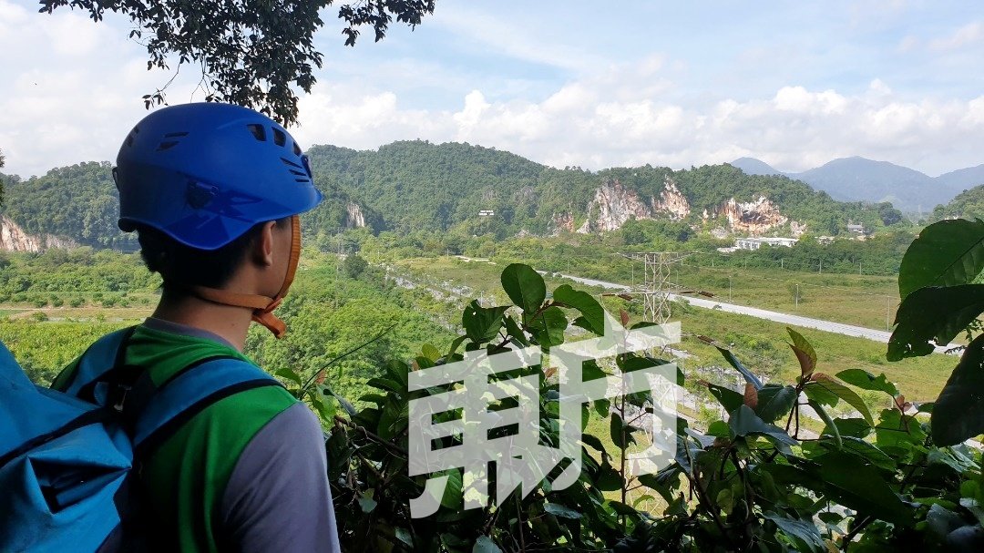 在穿梭挑战重重的山林后，民众可在高山处眺望远方风景和对面的昆仑浪山景。