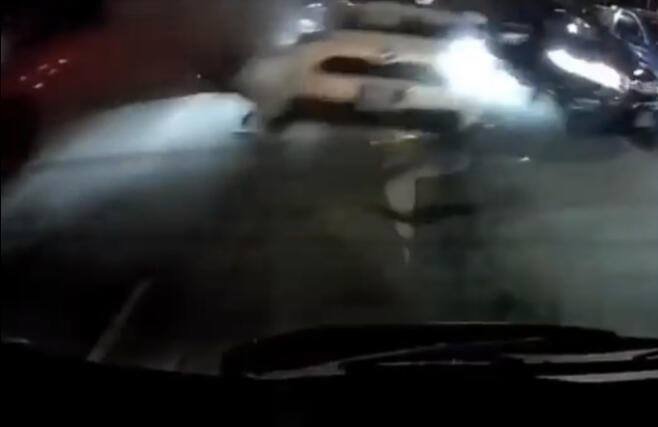 肇祸的红色马赛地冲过分界堤后，直撞白色轿车。（取自网络）