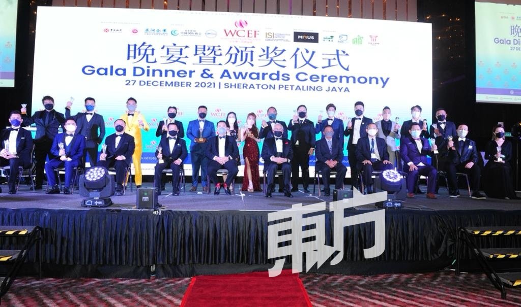 2021年世界华人经济论坛周一颁发25个奖项予各界杰出人士，众得奖者和赞助商在会上合照留念。