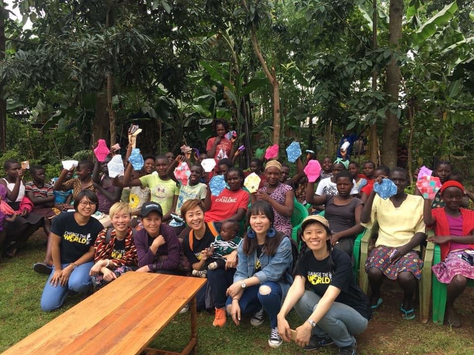 2018年，王依琳（前排左2）到非洲肯亚分享布卫生棉制作方法和生理期知识。回来后，活动领导鼓励她将这份精神延续下去。