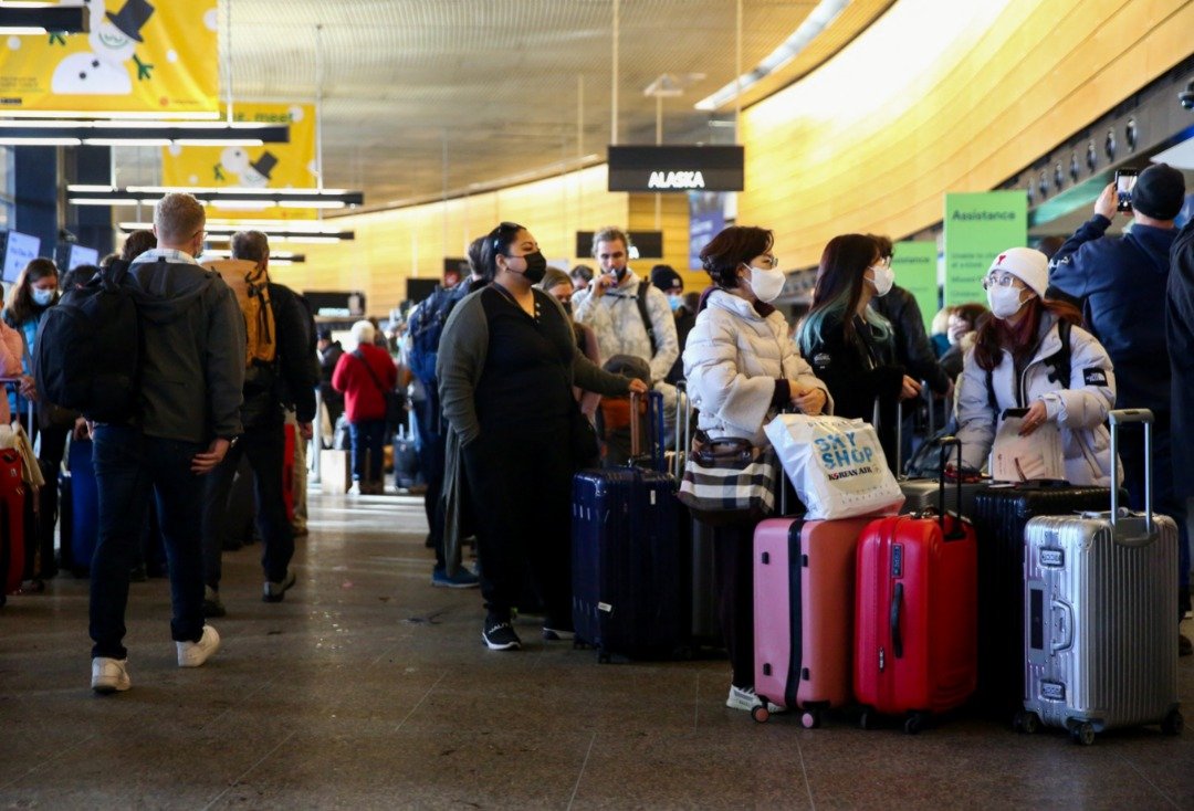 在美国华盛顿州西雅图市的西雅图—塔科马国际机场，当地时间周一有航班被取消或延误后，大批旅客滞留在机场。（图取自路透社）