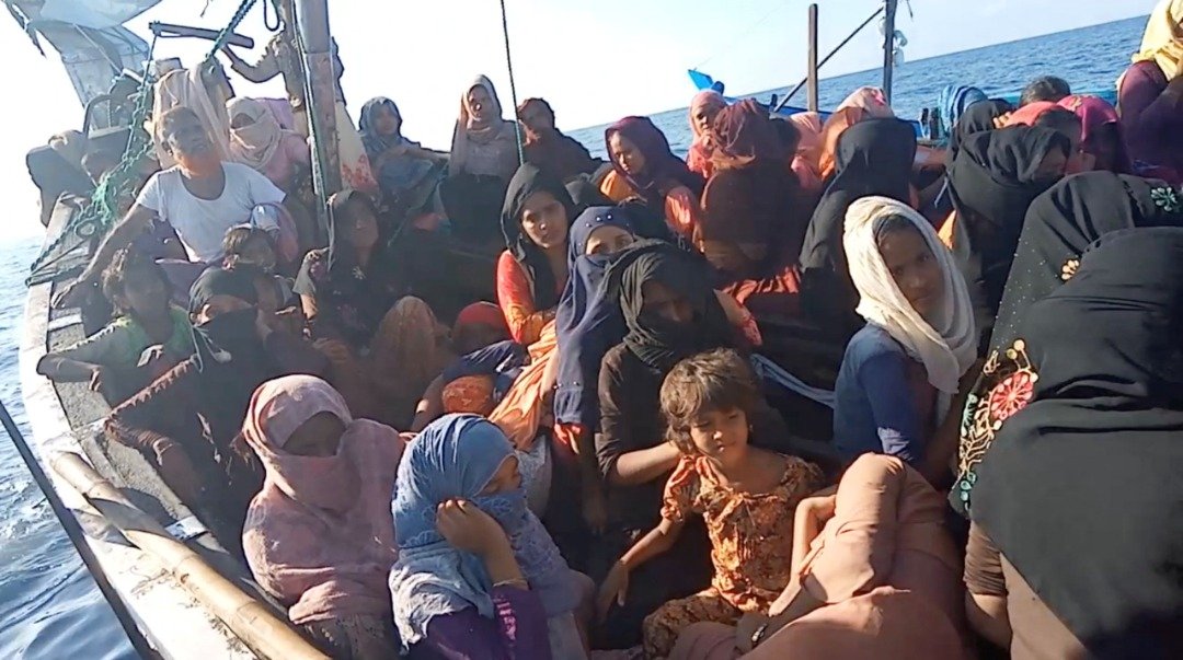 一批由缅甸逃至印尼的罗兴亚难民，船上大部分难民为妇女及儿童。（图取自Aditya Setiawan\路透社）