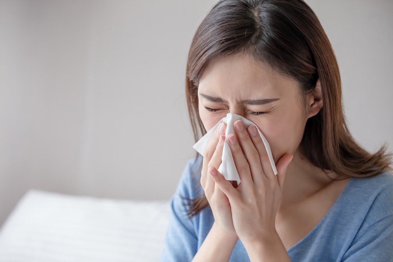 打喷嚏时喷出的飞沫也会传染疾病，所以打喷嚏时还是要用纸巾遮盖口鼻。