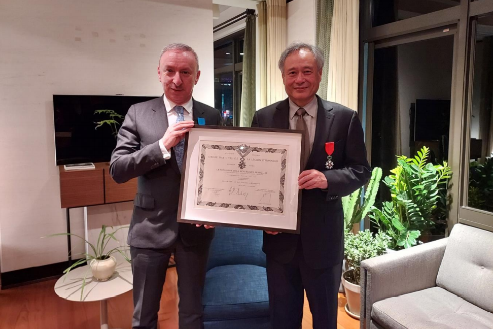 李安日前获法国政府颁授最高荣誉勋章“国家荣誉军团骑士勋章”，表彰他在电影文化的杰出成就。