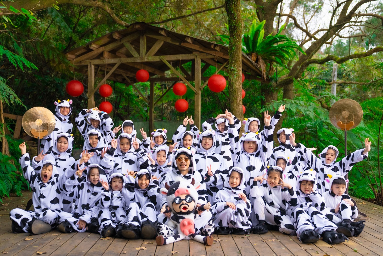 《我是一只牛》找来了台湾天母国小的学生担任MV中的小牛，十分可爱。