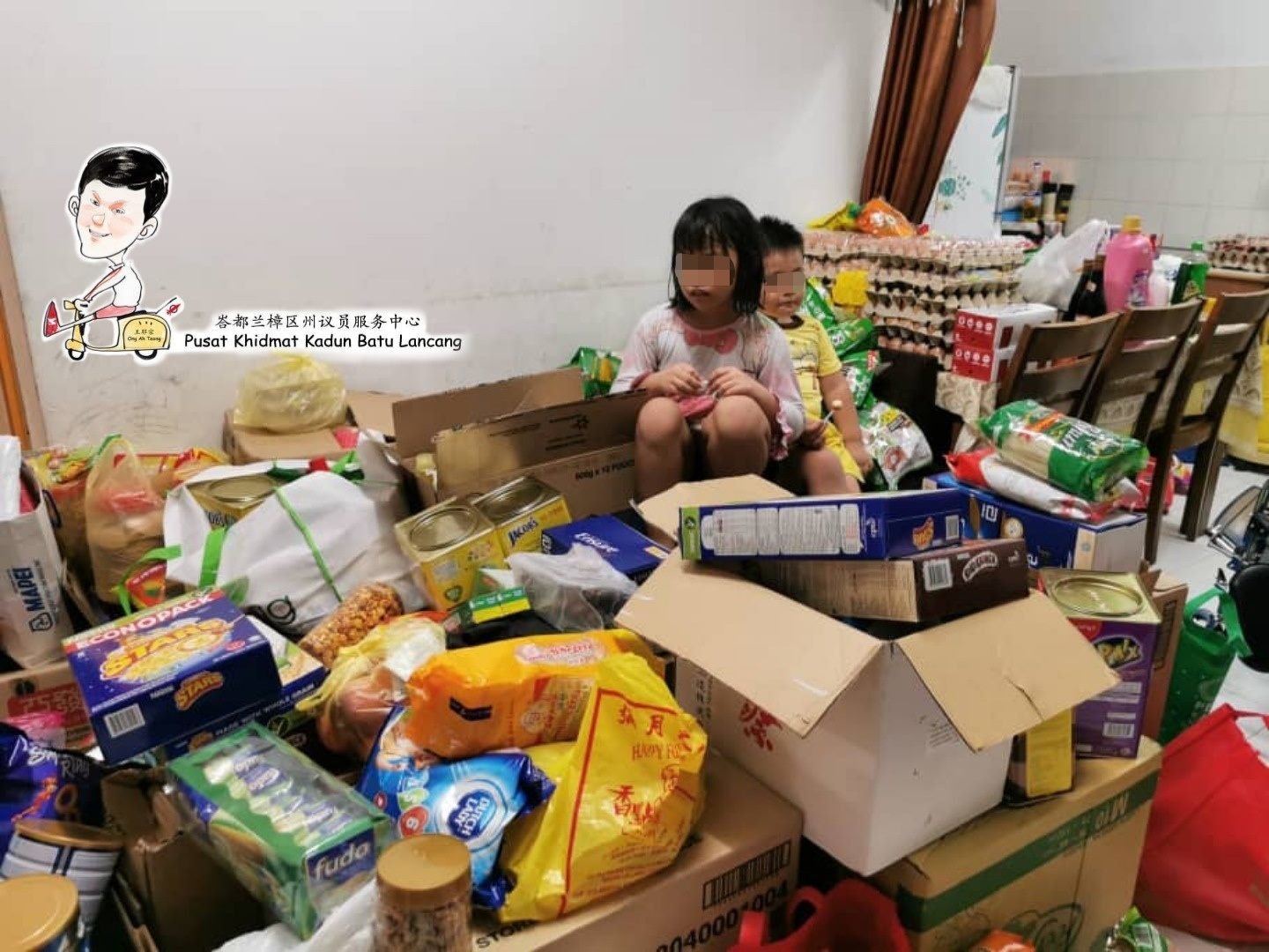 钟家堆满民众捐赠的食品，2名孩子差点被“埋没”在物资中。